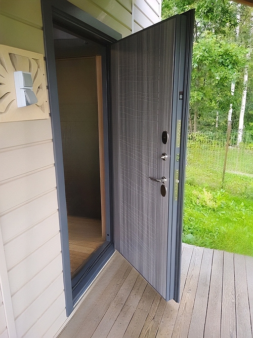 Утепленная дверь в частном доме