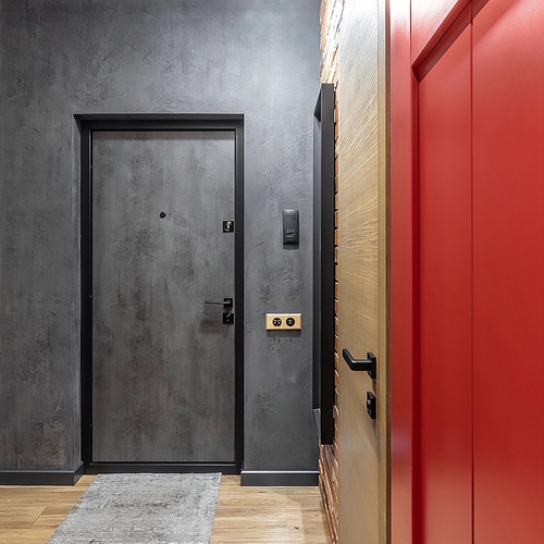 Дверь с панелью под бетон