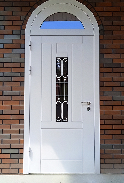 Арочная дверь с ковкой и стеклом