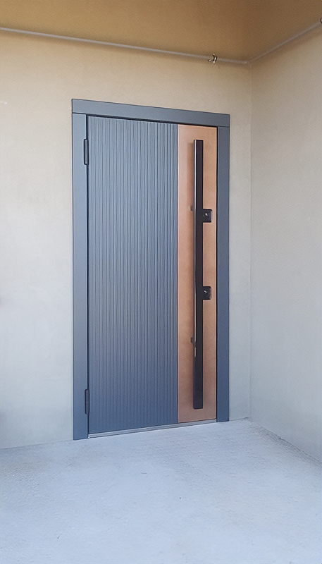 Дверь с бугельной ручкой