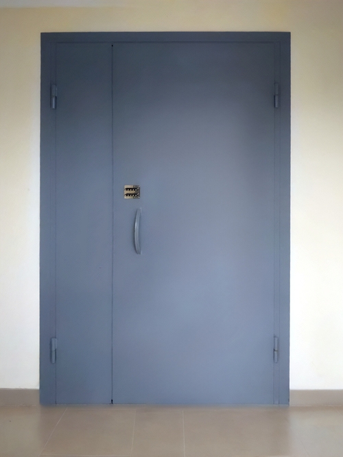 Подъездная дверь