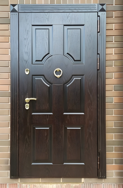 Темная дверь с кнокером