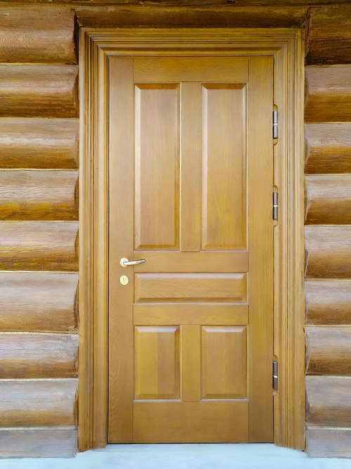 Дверь в деревянном доме