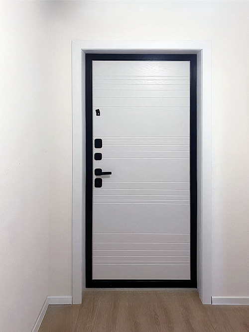 Дверь с МДФ белого цвета