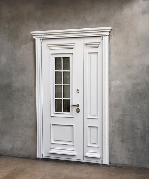 Белая дверь с металлобагетом