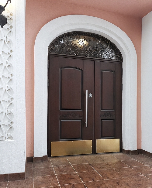 Парадная арочная дверь