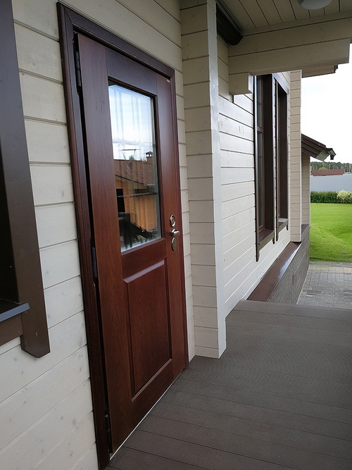 Остекленная дверь в доме