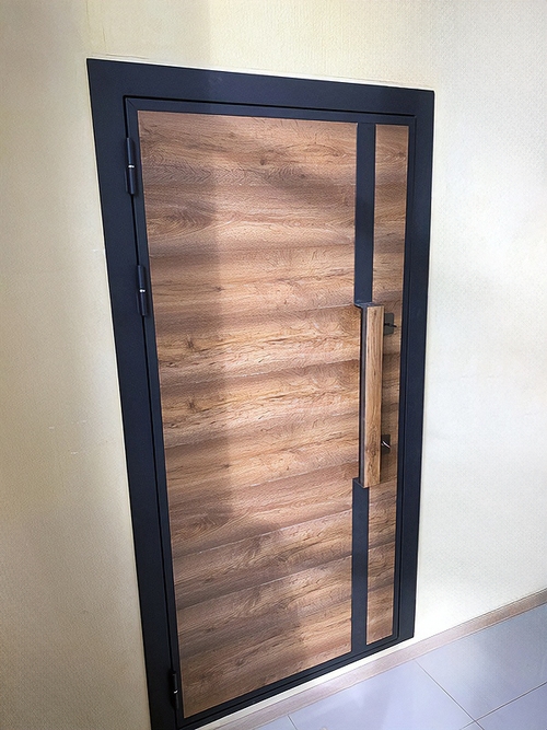 Дверь со шпоном и бугельной ручкой