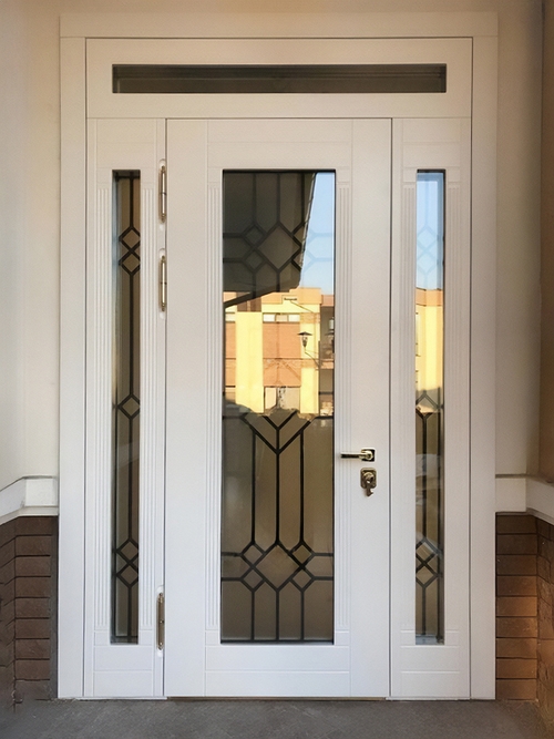 Белая дверь в частном доме