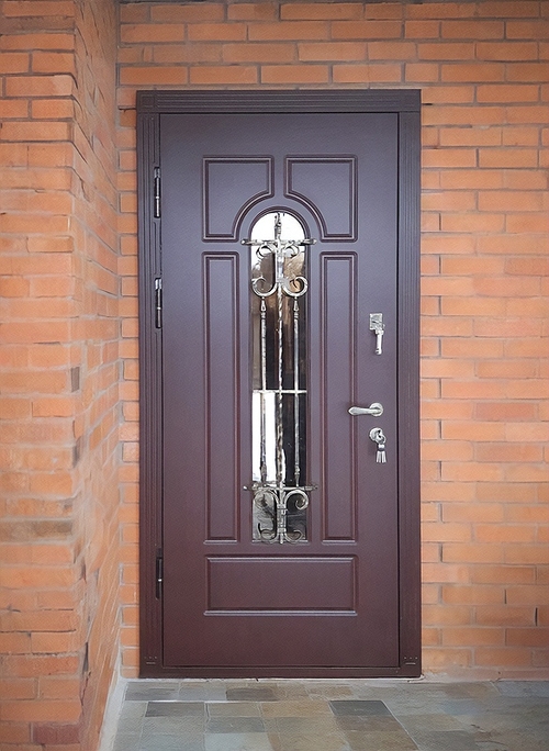 Дверь с ковкой и стеклом