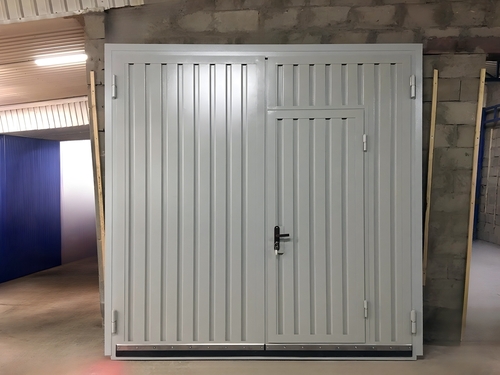 Двустворчатые ворота с калиткой на замке