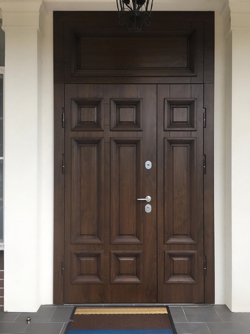 Парадная входная группа с массивом дерева