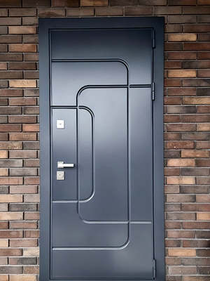 Уличная дверь с фрезеровкой